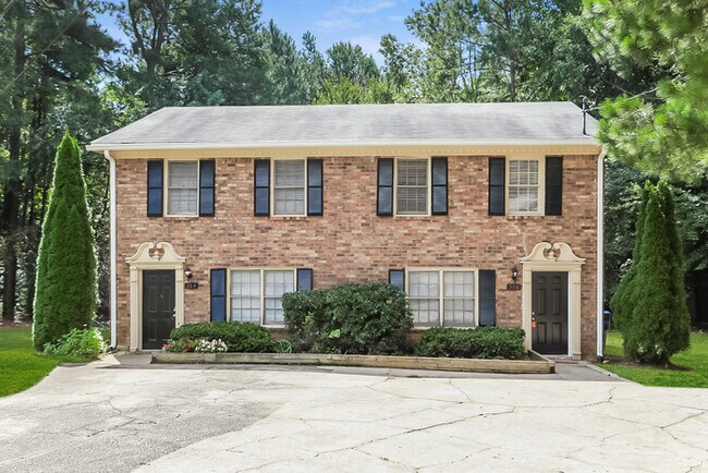 Primary Photo - Roomy 3BR 1.5 spacious duplex to lease!