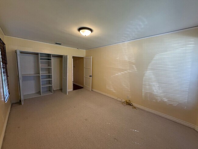 Building Photo - Adams Duplex -814/816 Rental Units