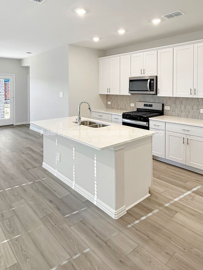 Building Photo - 614 Clover Crk Dr