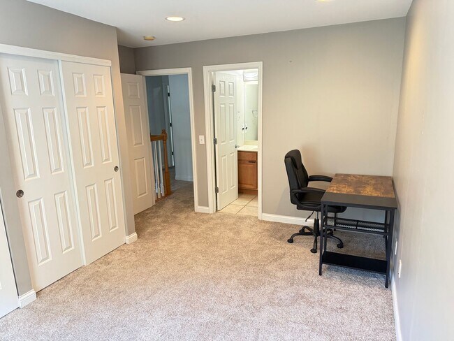 Building Photo - 2550 Cleinview Ave
