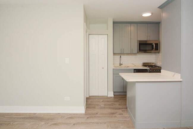 Building Photo - 508 W Belmont Ave