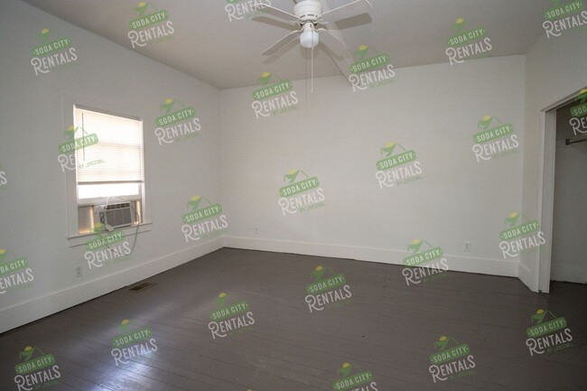 Building Photo - 2 Bedroom, 1 Bathroom Duplex in Downtown C...