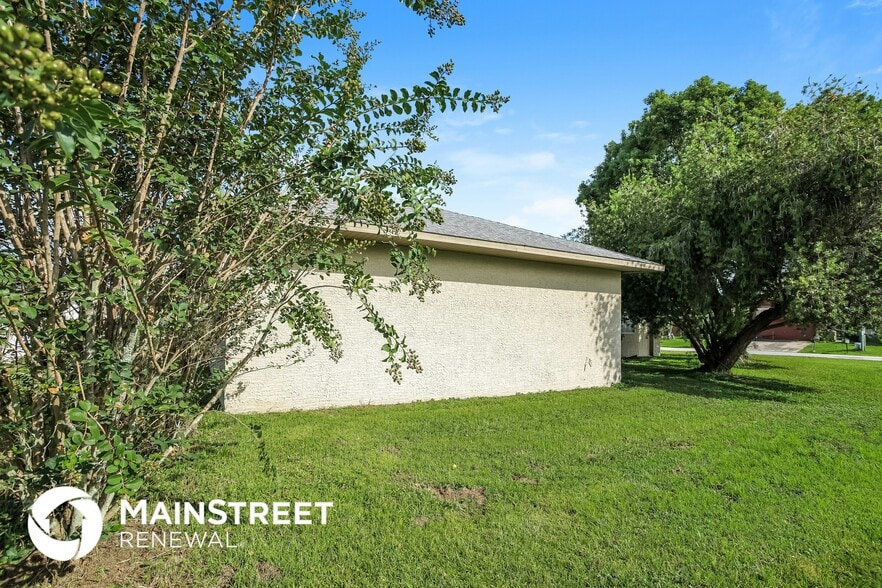 Building Photo - 725 Maderia Ct