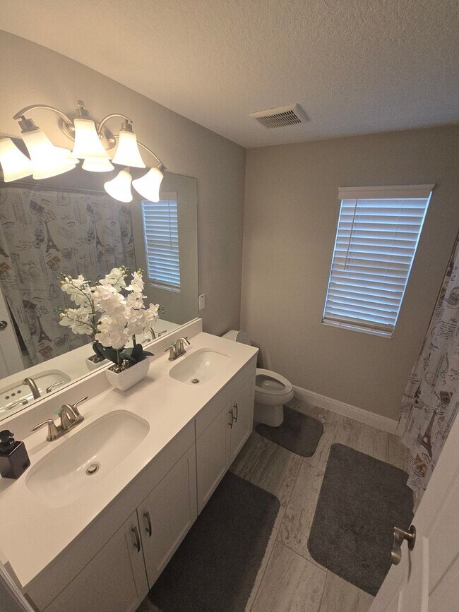 Building Photo - Gorgeous 5-Bedroom, 3-Bathroom in Riverview