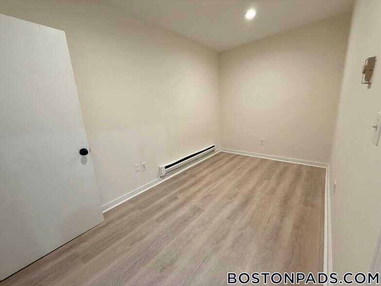 Building Photo - 452 Park Dr