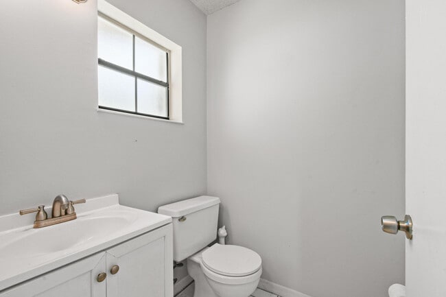 Building Photo - 408 N Cypress Dr