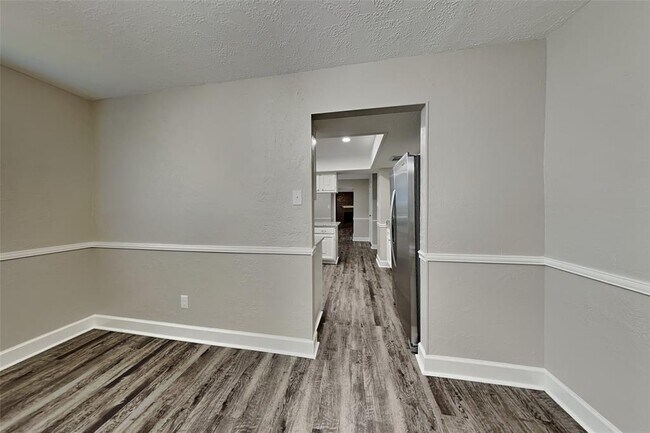 Building Photo - 2818 Silver Falls Dr