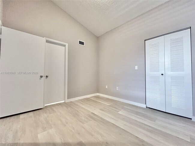 Building Photo - 2811 N Oakland Forest Dr