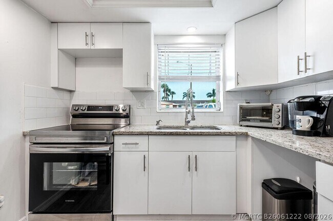 Building Photo - 2523 Dudley Dr W