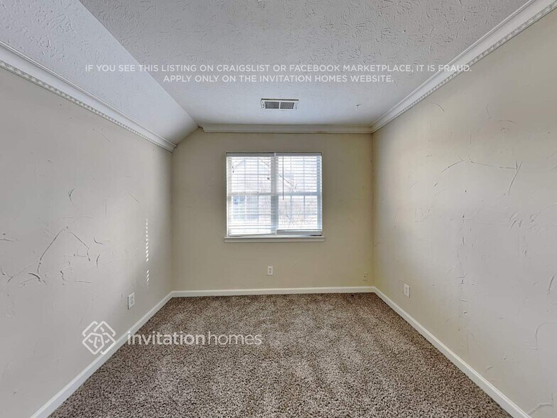 Building Photo - 2640 Woodside Dr