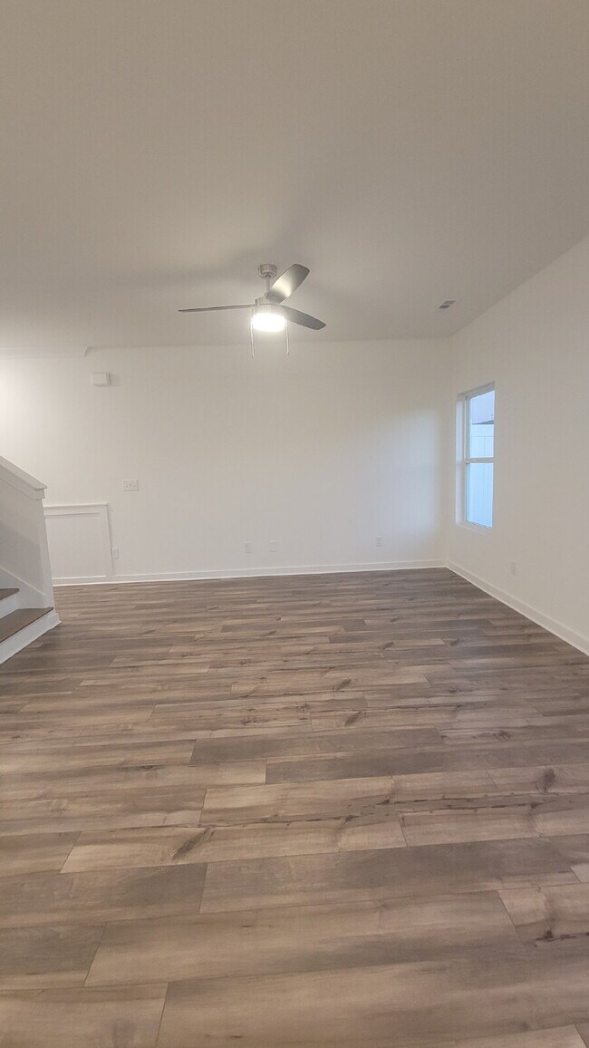 Building Photo - "Charming Newly built 3-Bed Townhouse Retreat with Granite Elegance in Prime Huntsville Location!"