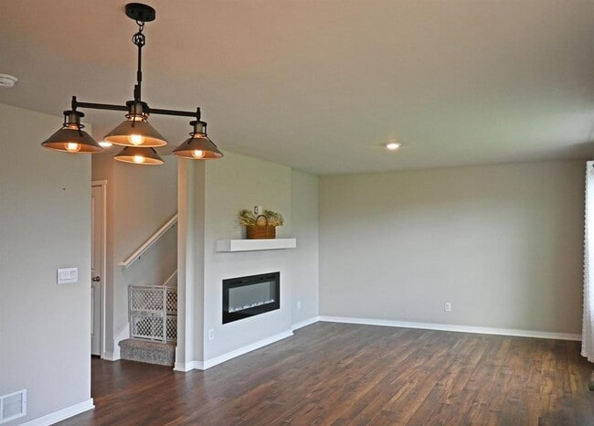 Building Photo - Spacious Elegance Meets Modern Comfort In ...