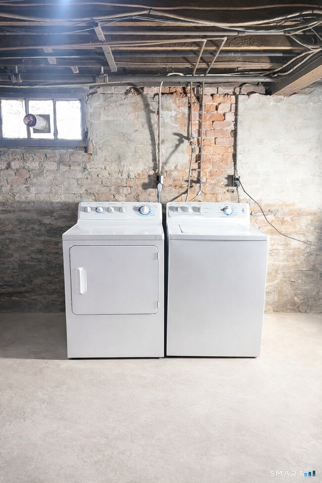 Building Photo - 8 Locust St