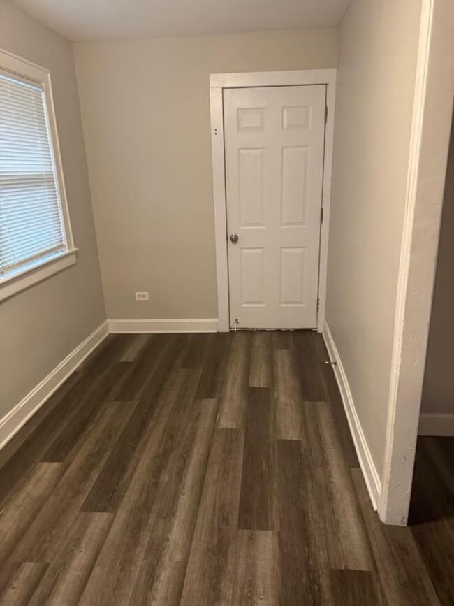 Building Photo - Charming, remodeled 2 bedroom in the blue district of Kansas City!