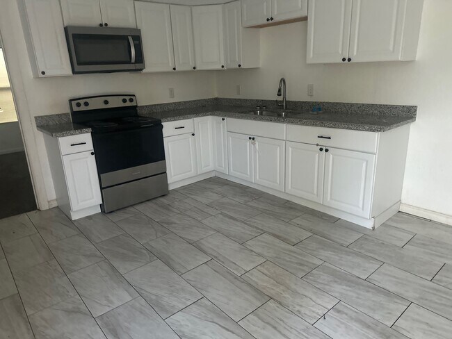 Building Photo - 726 W 6th St