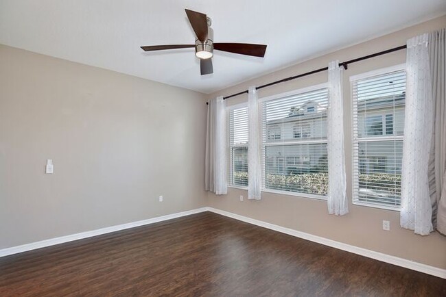 Building Photo - Gorgeous 4/2.5 Spacious Townhome with a Lo...