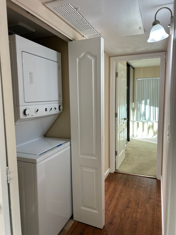 Building Photo - 150 Reflections Dr