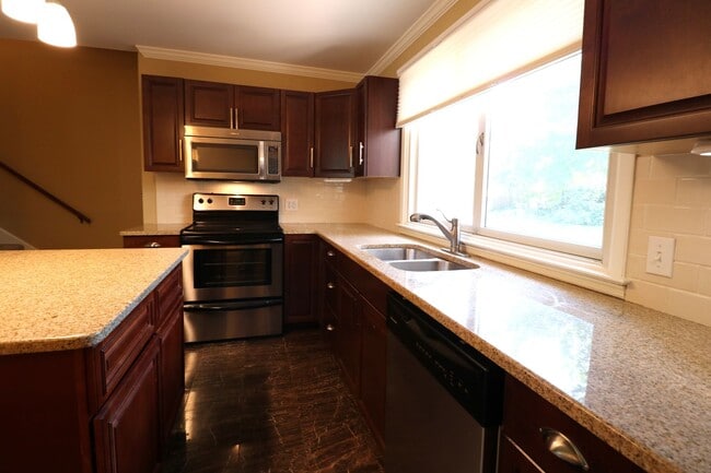 Building Photo - 2815 Ashwood Dr