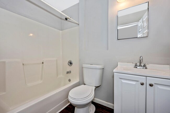 Building Photo - Fantastic End Unit Townhouse For Lease