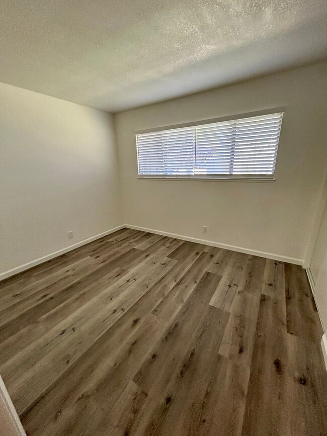 Building Photo - Updated Laguna Vista Condo!