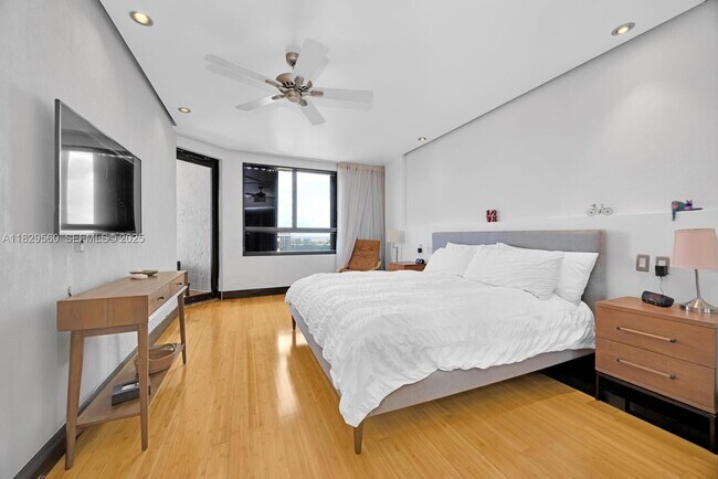 Building Photo - 251 Crandon Blvd