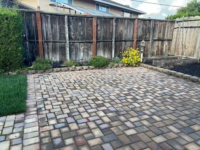 Building Photo - South Salinas Monterey Park Home