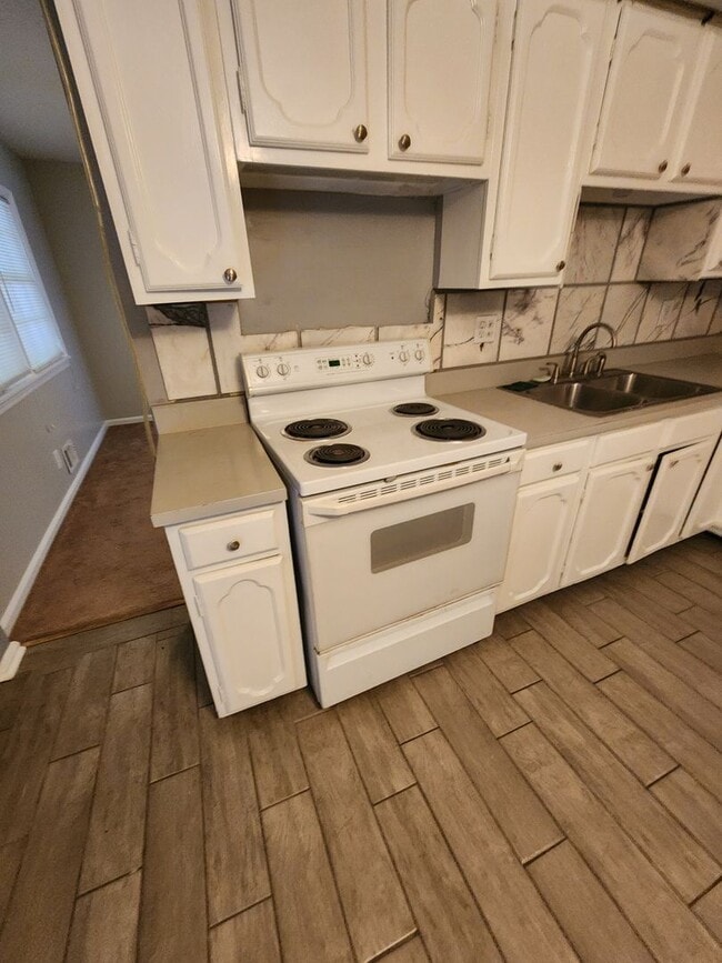Building Photo - 3 Bedroom, 2 Bathroom Home