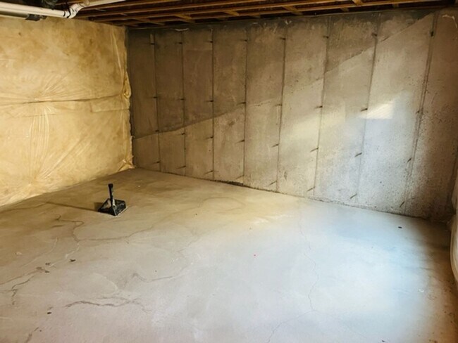 Building Photo - Beautiful 2018 townhome with 2 car garage and tall ceilings.