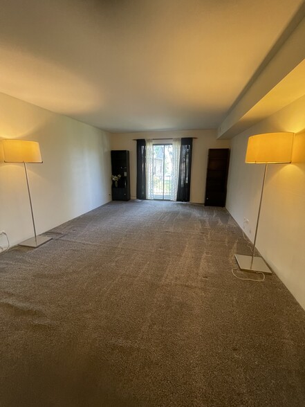 Building Photo - 7 Oak Creek Dr