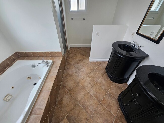 Building Photo - 3-bedroom, 2-bathroom home located in the vibrant city of Long Beach