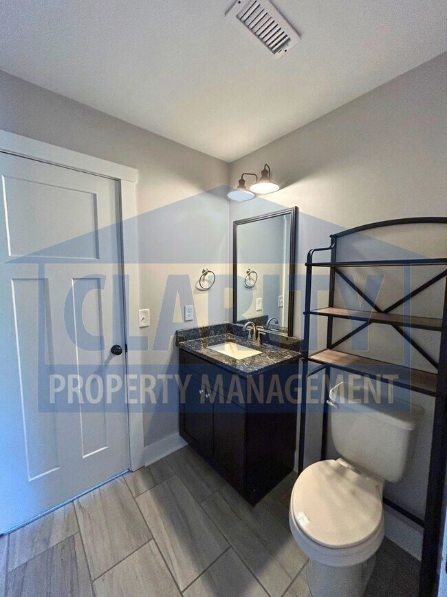 Building Photo - Modern townhome w/ master-on-main!