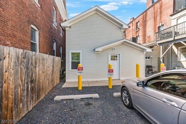 Building Photo - 54 W Somerset St