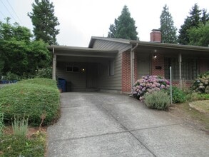Building Photo - Three Bedroom Duplex in South Salem