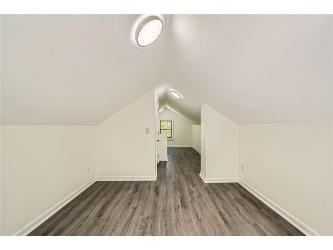 Building Photo - 1083 Western Ave N