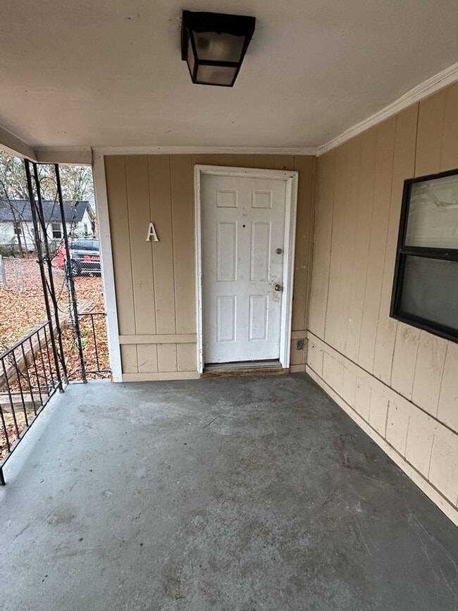 Building Photo - Newly Available! 2 Bedroom 1 Bathroom! Ask about our move in specials!