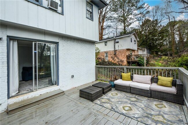 Building Photo - 643 Navarre Dr