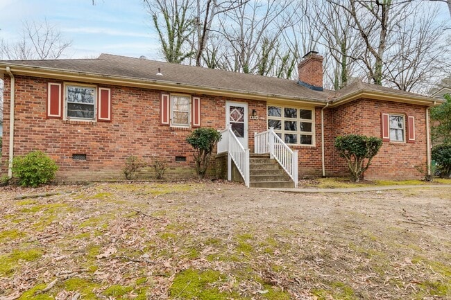 Building Photo - 3 Bedroom & 1.5 Bathroom with Huge Fenced ...