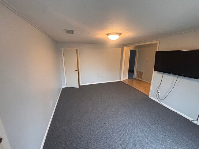 Building Photo - 124 39th Ave N