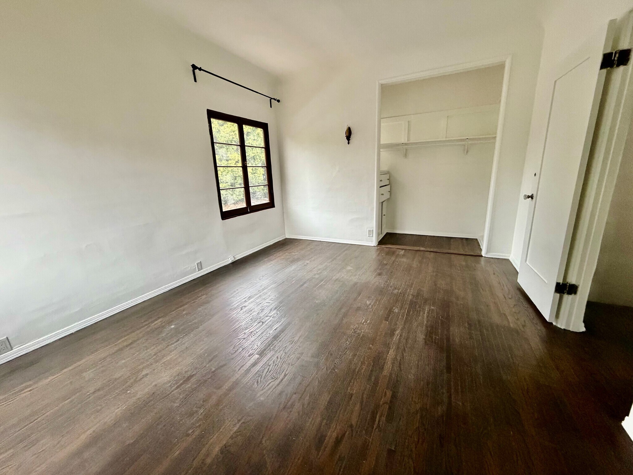 Building Photo - 1519 N Hayworth Ave