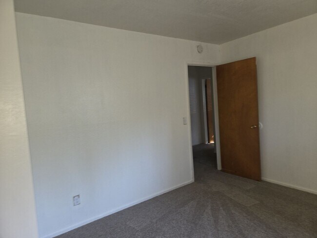 Building Photo - 1069 Sierra Blvd