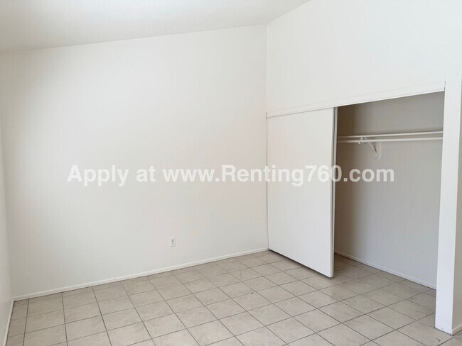 Building Photo - Spacious 2 Bed 1 Bath Home With Indoor Lau...