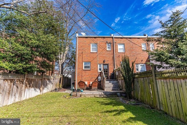 Building Photo - 1206 Colonial Ave