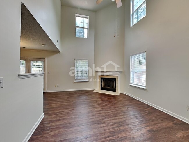 Building Photo - 1717 Beacon Valley Dr