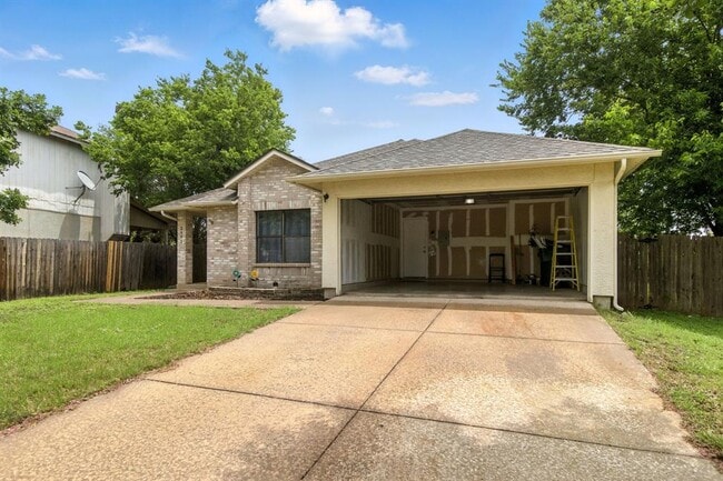 Building Photo - 2402 Glen Field Dr