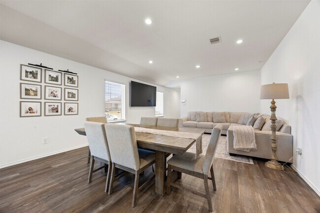 Building Photo - 5455 Desert Gln Dr