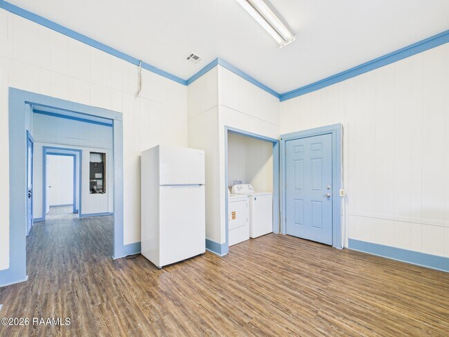 Building Photo - 405 E Convent St