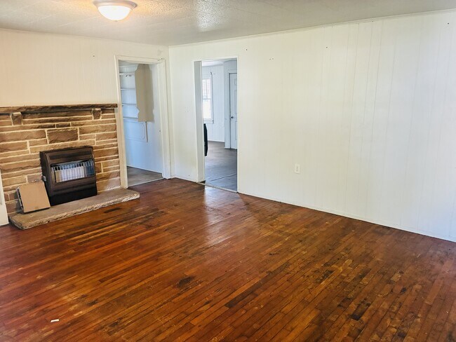Building Photo - 602 Williams St