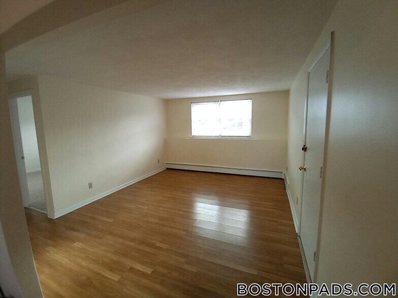 Building Photo - 10 River Dr