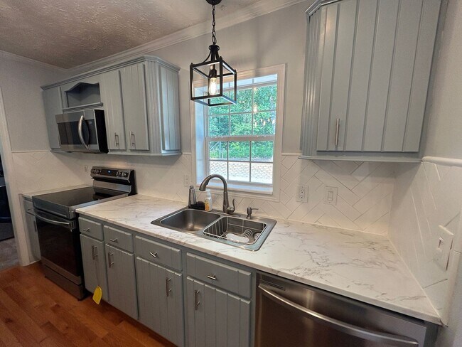 Building Photo - Leicester - Immaculate home on 3/4 acre