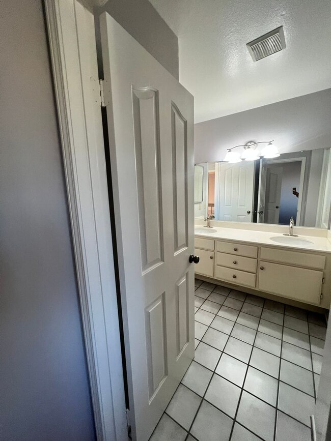 Building Photo - West Ventura - Gorgeous updated three bedroom, 2.5 bath home in Brock Hills